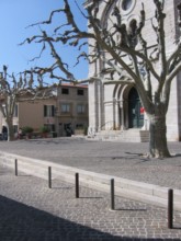 La place St Michel à Cassis , la place de l'Eglise .